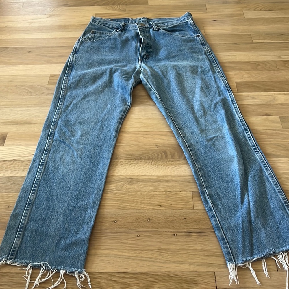 Wrangler 29x32 straight distressed jeans. 100% cotton